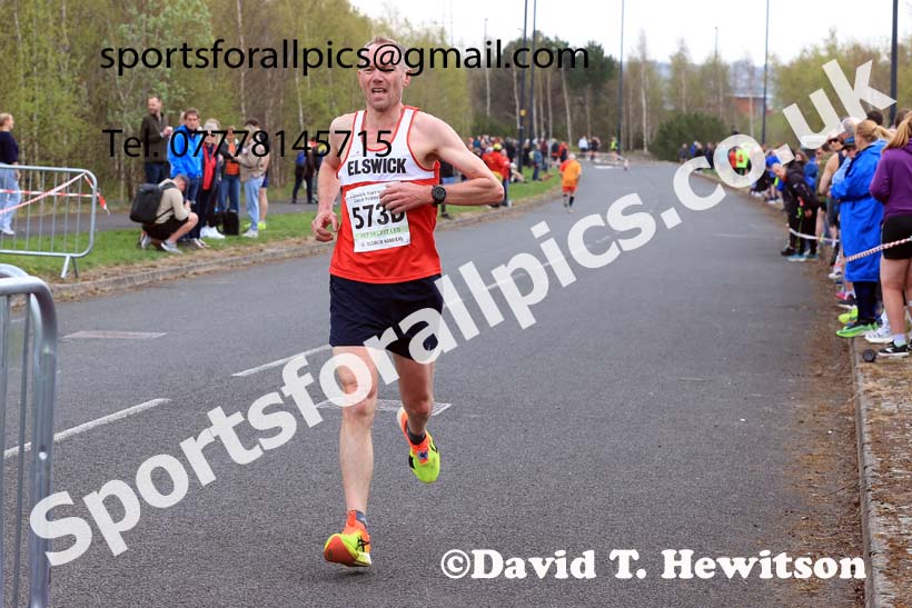 Senior mens relay, 2025 Elswick Harriers Good Friday Road Relays, Newburn, Newcastle upon Tyne. Photo: David T. Hewitson/Sports for All Pics